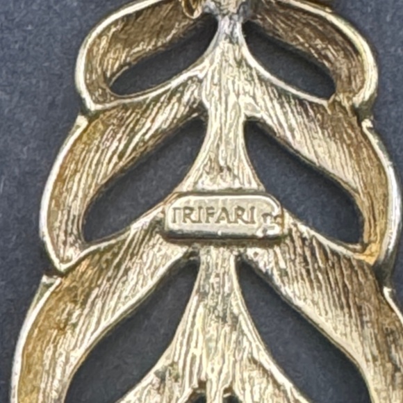 Vintage Trifari feather drop gold earrings,leaf bracelet,pearl brooch set of 3 - Picture 7 of 10